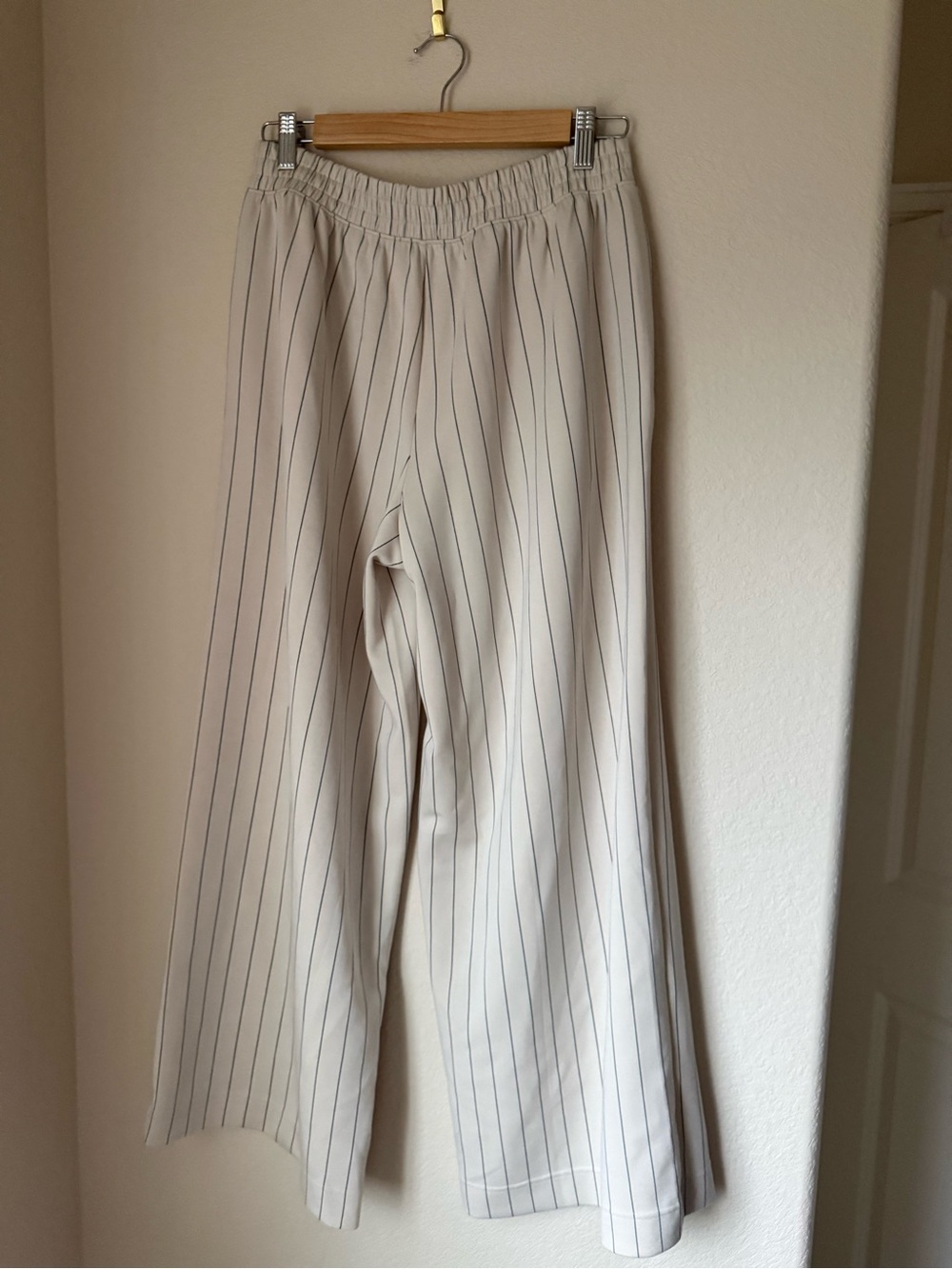 OFFLINE By Aerie ChillUp Trouser Cake Batter Size M Short - Picture 3 of 4